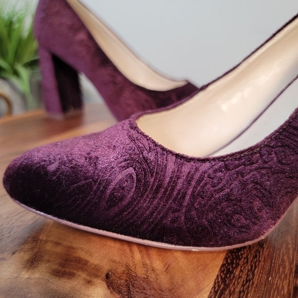 Nine West Jayvee Burgundy Velvet Floral Embossed Block Heels Size 8 - Picture 3 of 17